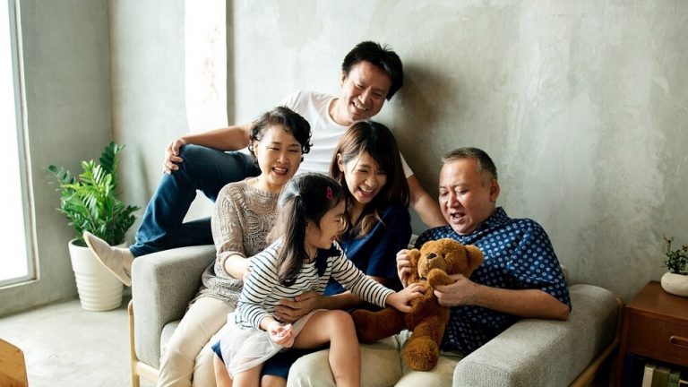二世帯住宅は共有型・完全分離型どっちが良い?同居後の幸せのためにできること 楽しそうに笑っている家族
