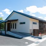 白い外壁の平屋