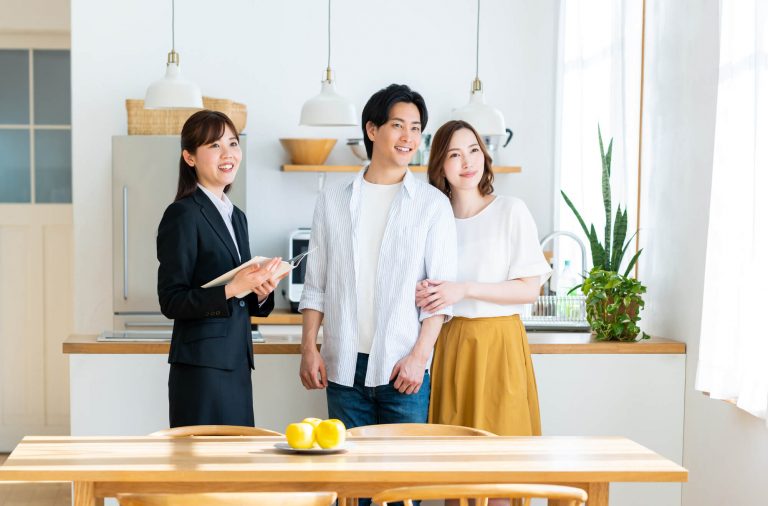 初めてのモデルハウス見学!当日の流れや見学のコツ、事前準備についても紹介 モデルハウスを案内してもらうカップル