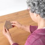 家の模型を眺める女性