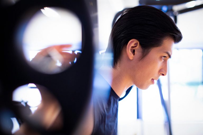 トレーニングをする男性