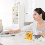 ポイント交換の手続きをする女性