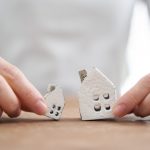 家の模型を持っている人