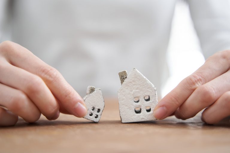 家の模型を持っている人
