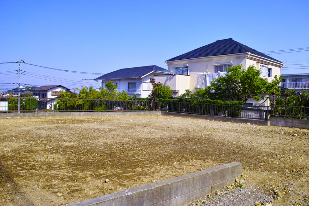 住宅地の一角の更地