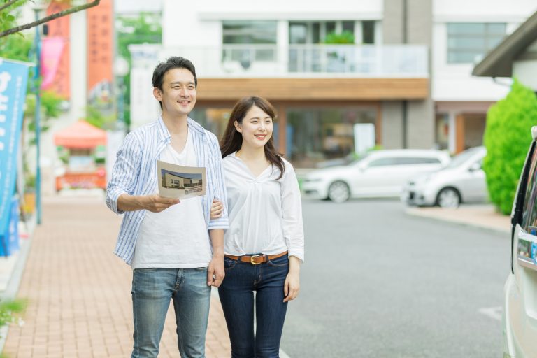 住宅展示場は見学だけでも行って良い? 所要時間や流れ、見るポイントを紹介 住宅展示場に来場したカップル