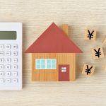 電卓と家の置物