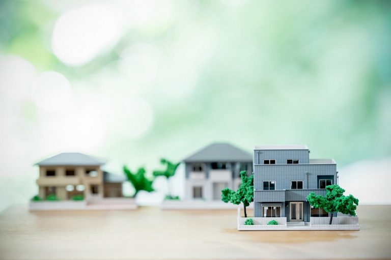 賃貸併用住宅とは?メリットやデメリット、建築段階から賃貸経営までの流れを知ろう 窓際に置いた複数の住宅模型