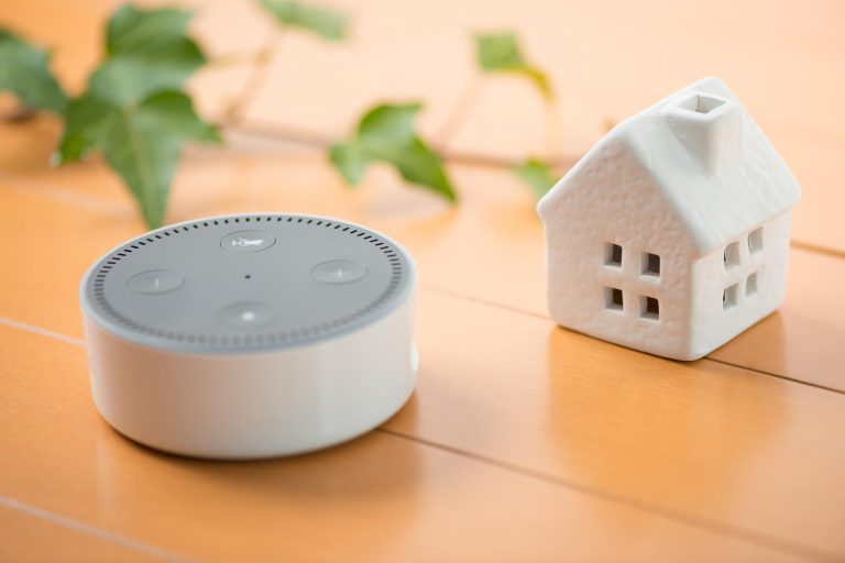 ：スマートスピーカーと家の置物