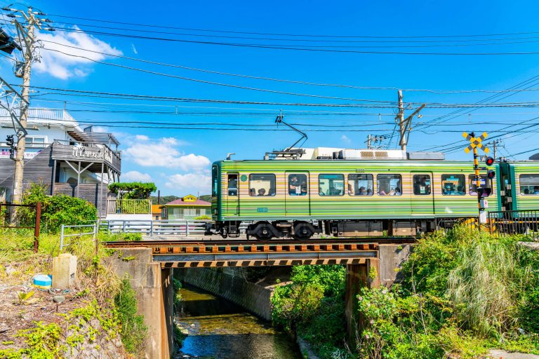 江ノ電沿線のおすすめスポット特集! おしゃれなカフェ、ショップが揃う人気エリアの魅力を紹介 江ノ電が走る街並み
