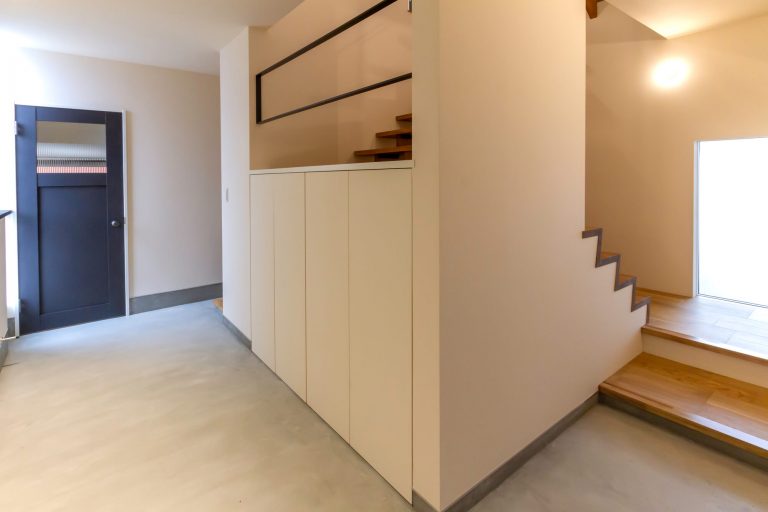 誰もが暮らしやすいユニバーサルデザイン住宅。メリットや住宅例を紹介 広い土間と低い階段がある玄関