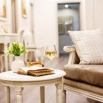 白で統一されたフレンチスタイルの部屋